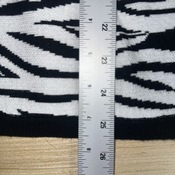 Cable & Gauge Black & White Zebra Print Knit Sweater – Women’s M Short Sleeve - Picture 8 of 8